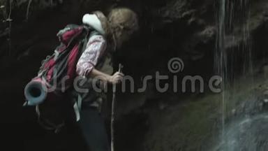 徒步旅行的人-游客在山上日落时的情侣。 旅行者女徒步旅行，带着背包在小径上徒步旅行